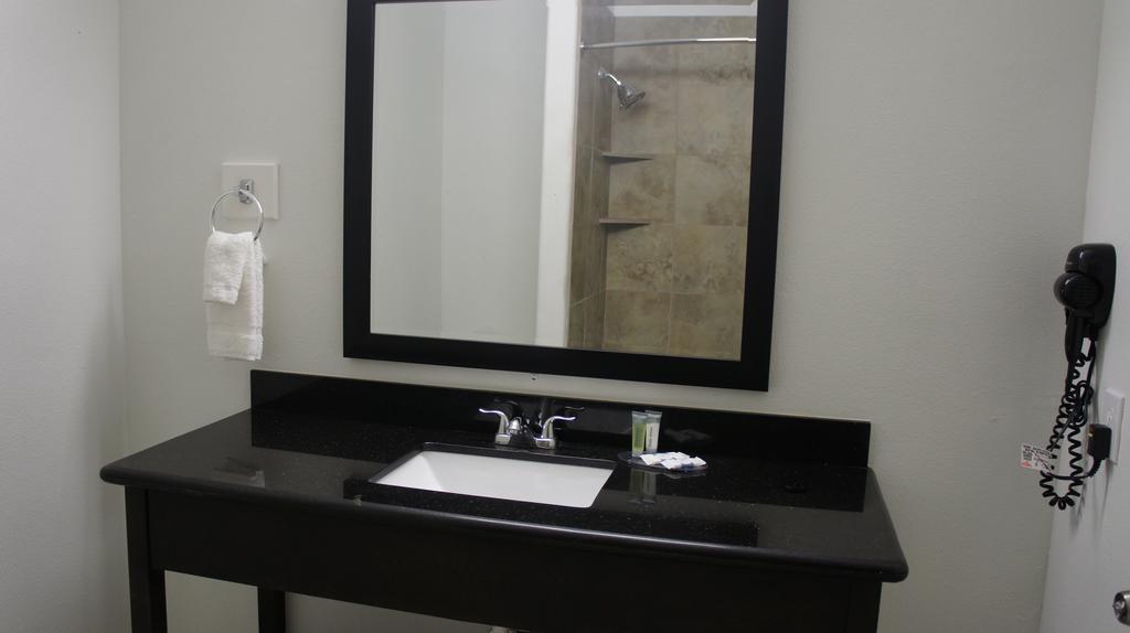Lux Inn And Suites Three Rivers Oda fotoğraf