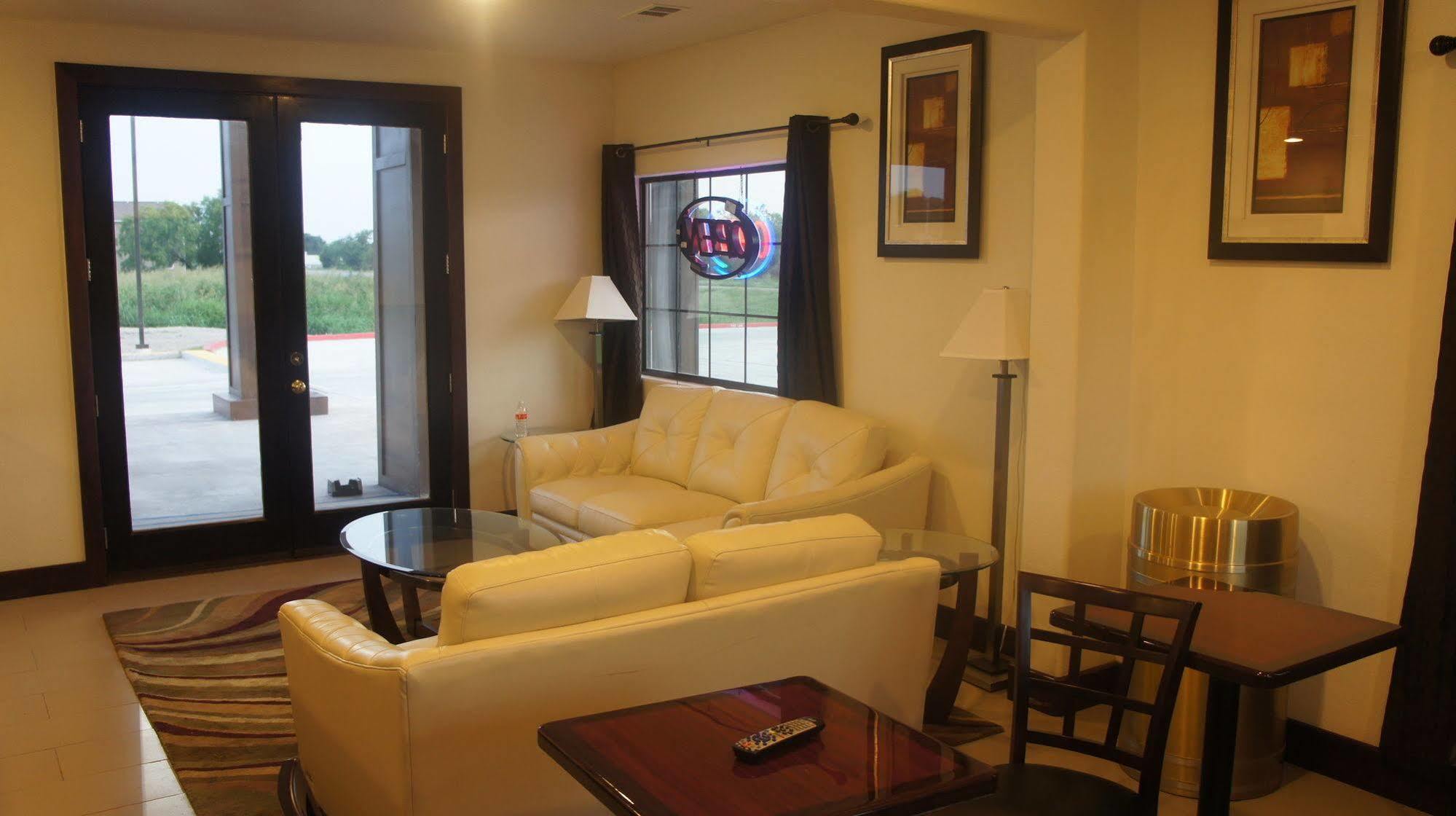 Lux Inn And Suites Three Rivers Dış mekan fotoğraf